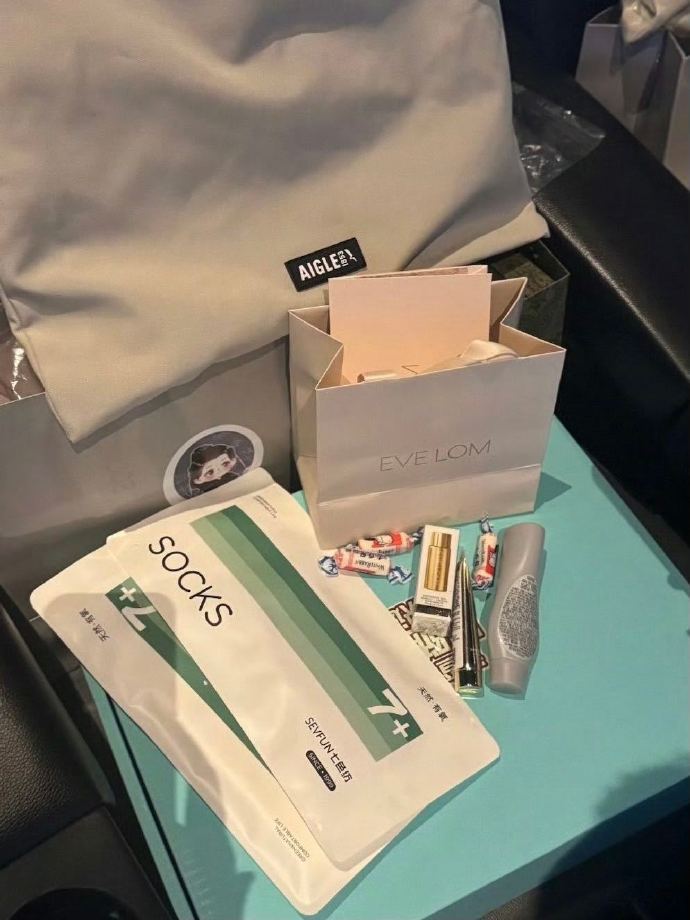 你是说这些都是李沁送的追剧团伴手礼？也太让人羡慕了，姐姐好大方[哇] ​​​