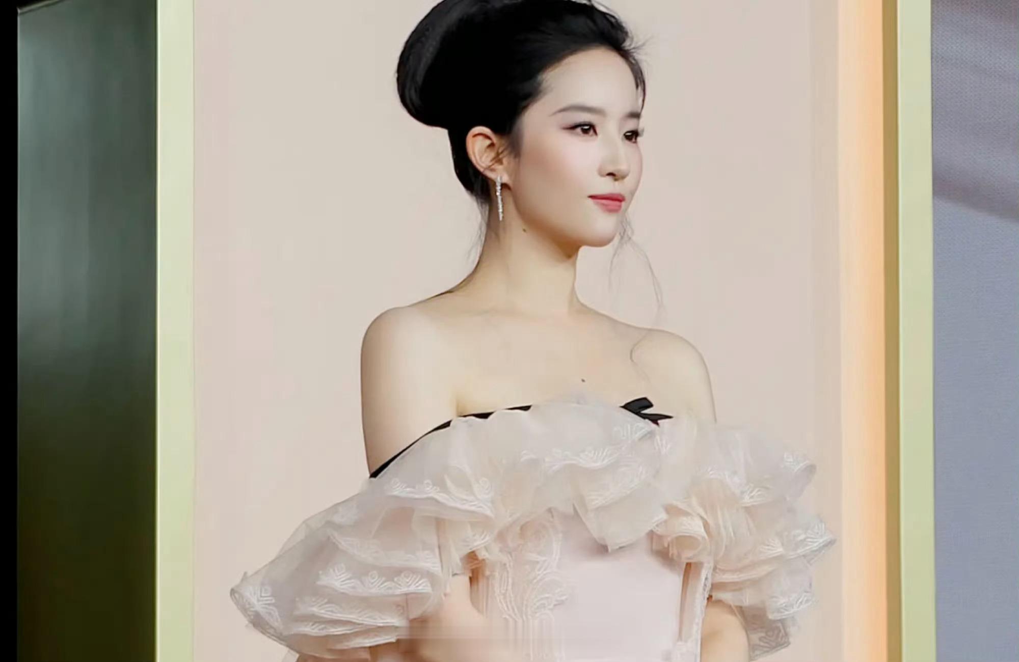 刘亦菲到底有多美该说不说，是真美，美到没边儿了 ​​​