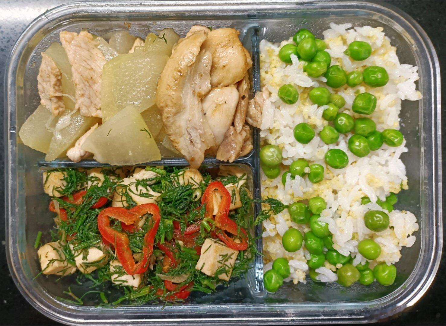 #儿子的午餐##这个问题吃什么# 大米小米大黄米豌豆饭，肉片冬瓜，三文鱼头肉，茴