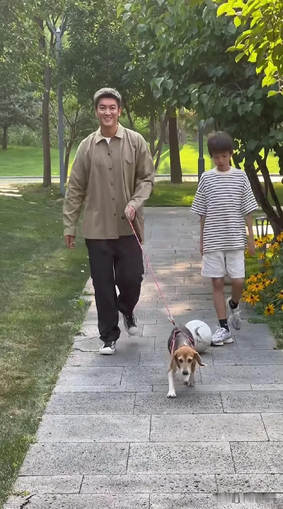 杜江带嗯哼一起广场遛狗，这只实验犬刚被捡到时受惊过度，惊惧不振，头部有伤口，而且