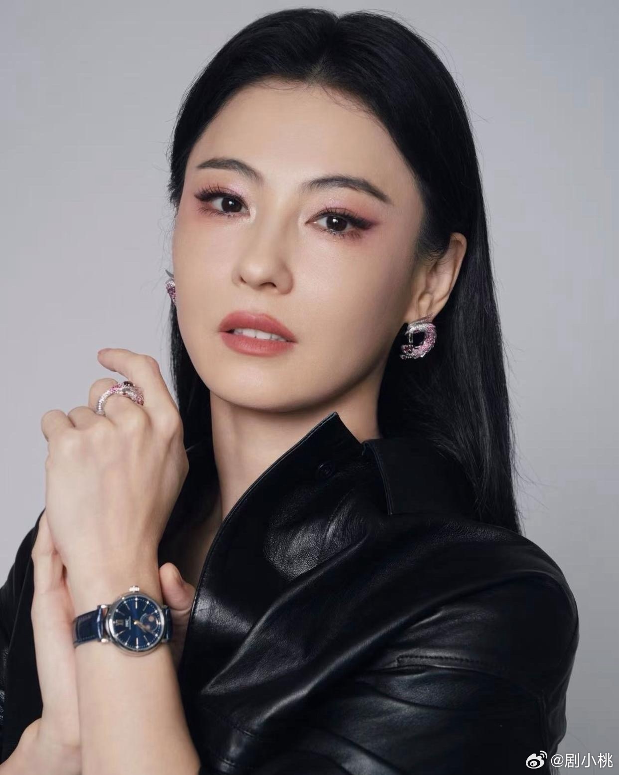 1. 关晓彤家的债务问题是前任帮忙解决的，分手后对方没提还钱的事，她父母也不想让