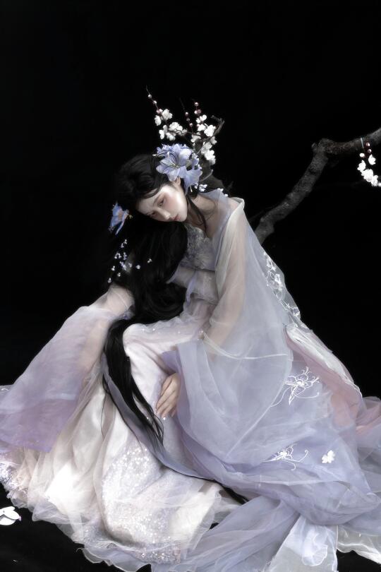 月色清冷，花影摇曳