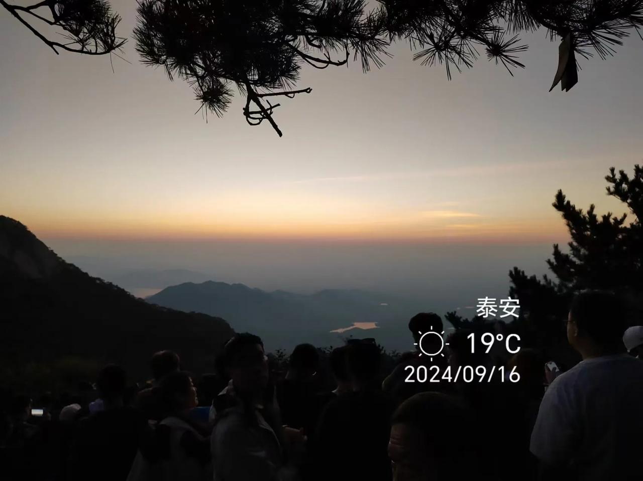 #秋季景色大pk#日出时分的朝霞满天和日落黄昏的浪漫柔情，既相似又不同，如此神奇