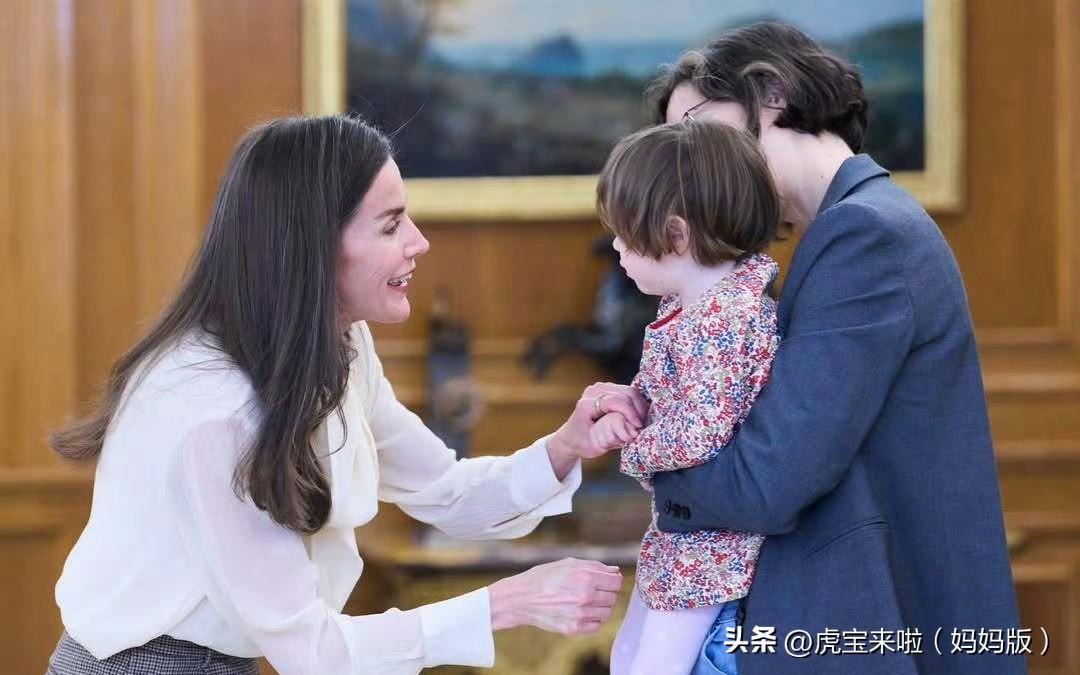 非常有爱的一组画面，王后在王宫接待会上，哄宝宝！