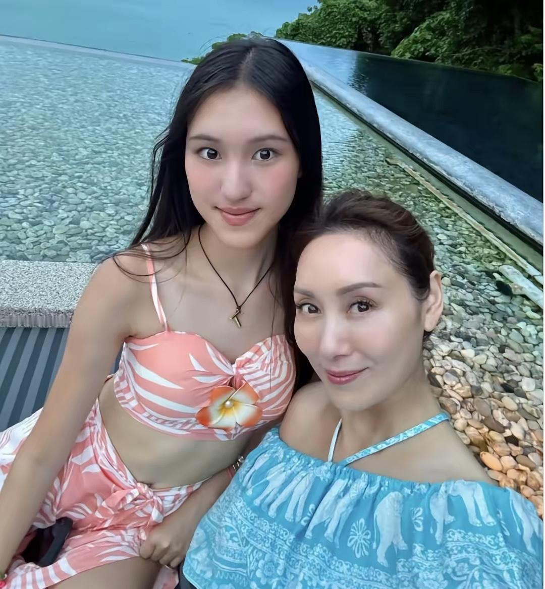 57岁的郭可盈近日和丈夫林文龙带着16岁的女儿林天若到普吉岛度假，一家三口的海边