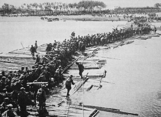 1949年，蒋介石午睡被急报惊醒，亲信俞济时含泪告知：解放军已经突破长江防线，南