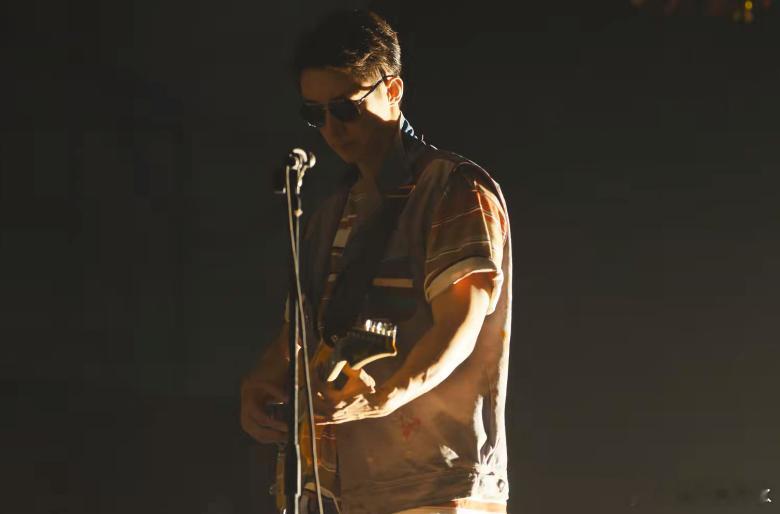 黄景瑜新剧演唱现场被保安抬走岁月有情时里黄景瑜太有梗，临时改唱粤语歌超帅，结果被