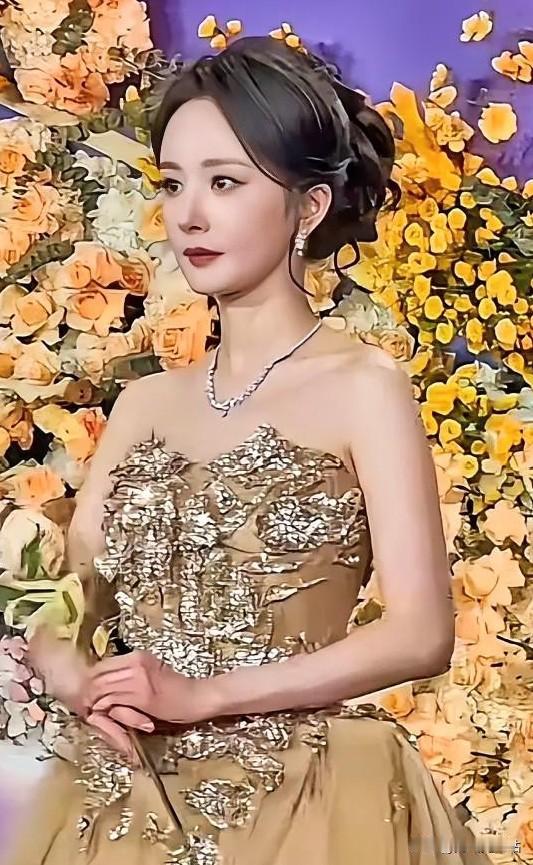 你看过杨幂演过的戏吗？能看得出来杨幂当时情绪几乎快要绷不住，脸上写满了无力与落寞