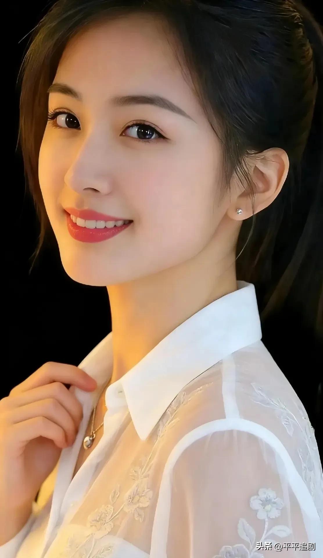 暖光漫过肩线，白纱绣着温柔。
笑意藏在眉眼间，银链轻垂，
在时光里，做自带柔光的