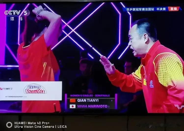美女钱天一比赛间隙听着教练李大成的指导，不经意间的手撩头发，尽显女孩子优雅、性感