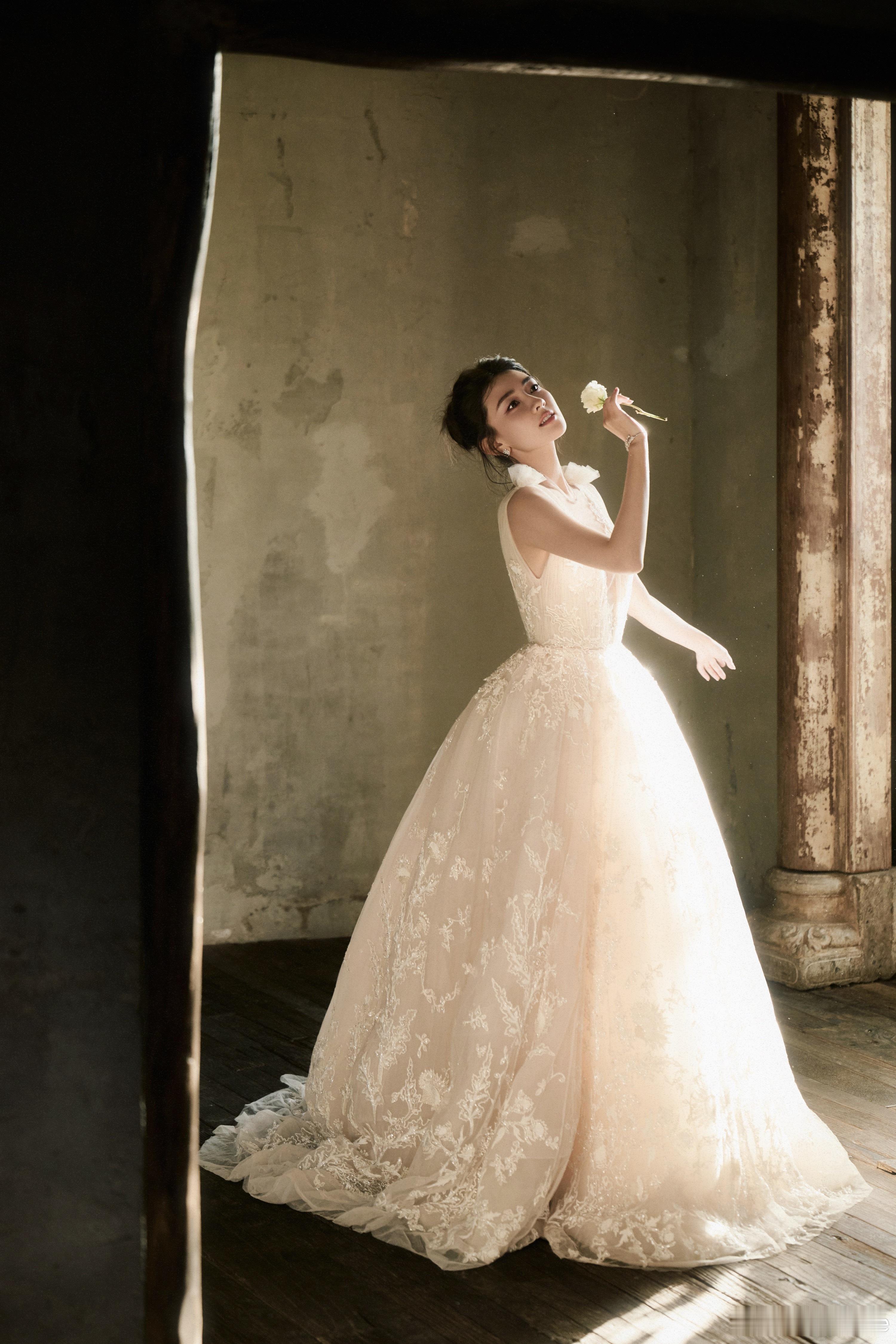 梁洁看得出她是公主 梁洁这身造型真的太有公主感了！蓬松卷发搭配精致发饰，一袭浅色