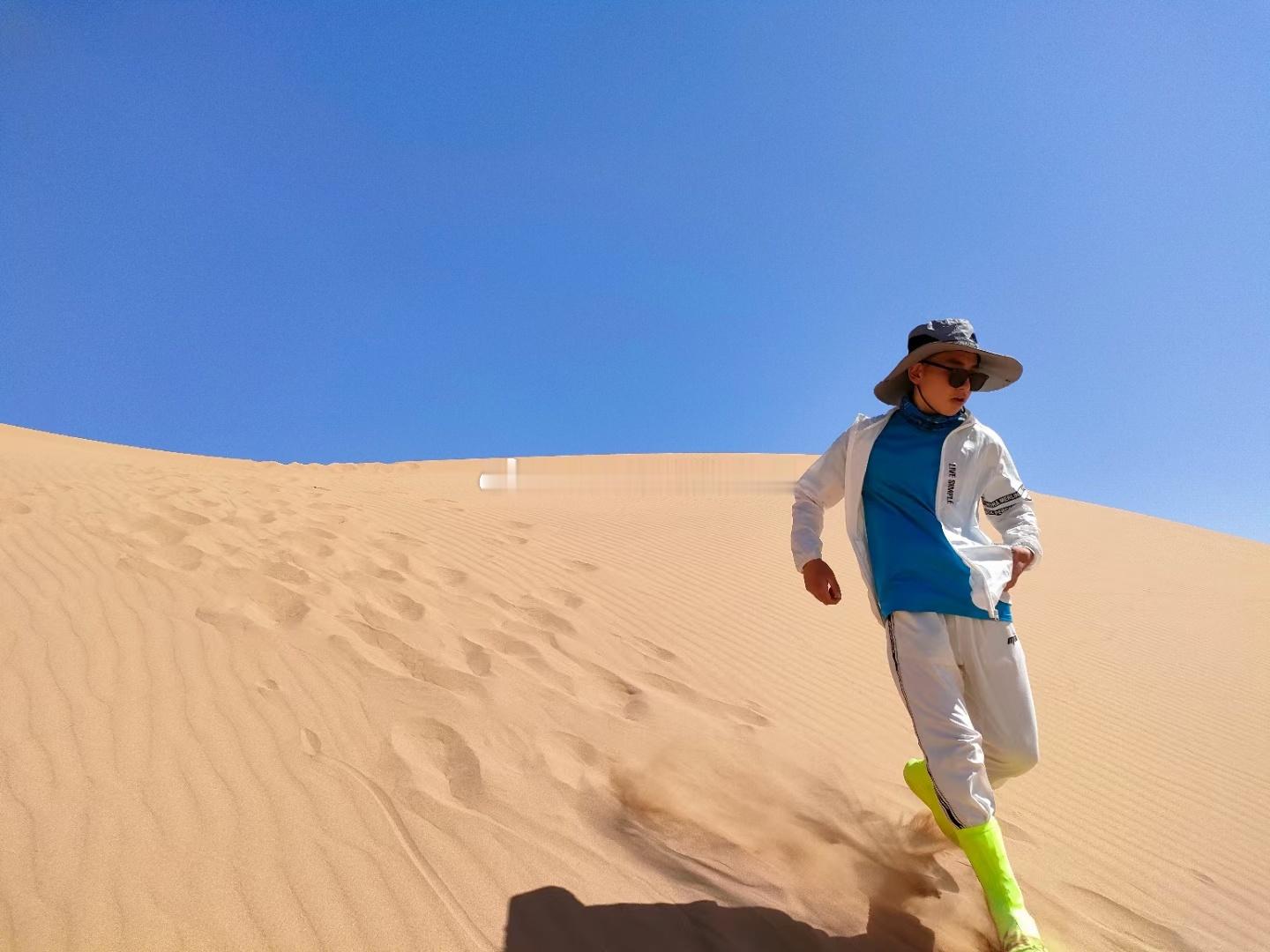 在腾格里沙漠的五湖连穿徒步之旅中，我们将一同经历风沙、欣赏湖泊、仰望星空，感受大