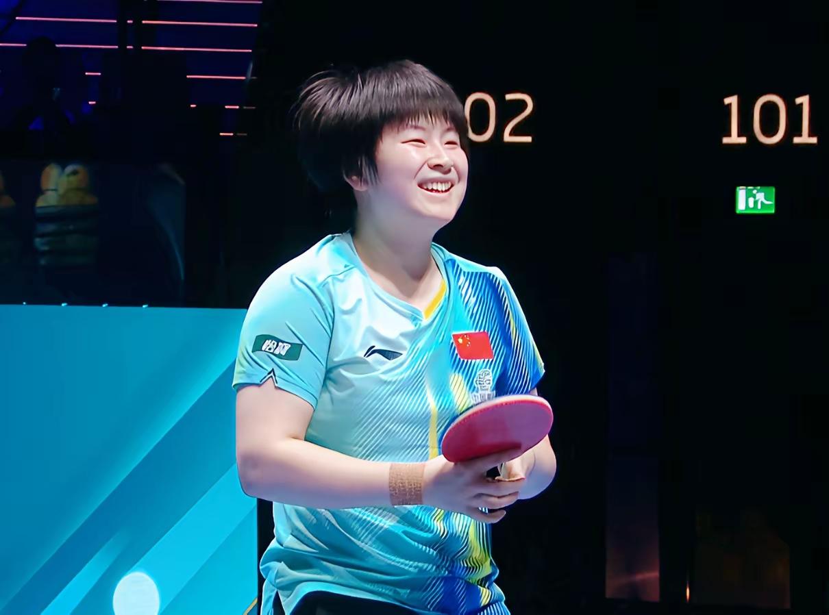 叫覃宇轩小蘑菇还真恰如其分，但小蘑菇笑得很甜，对早田希娜这一仗打得漂亮！进步来得