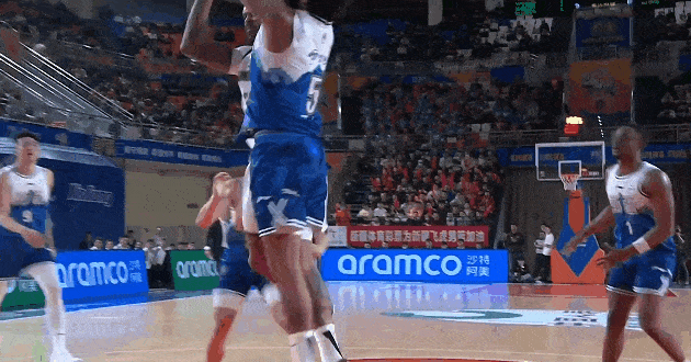 莫兰德一打新疆就来劲，对抗劳森打进还造成犯规



莫兰德带队挑战新疆，赵继伟缺