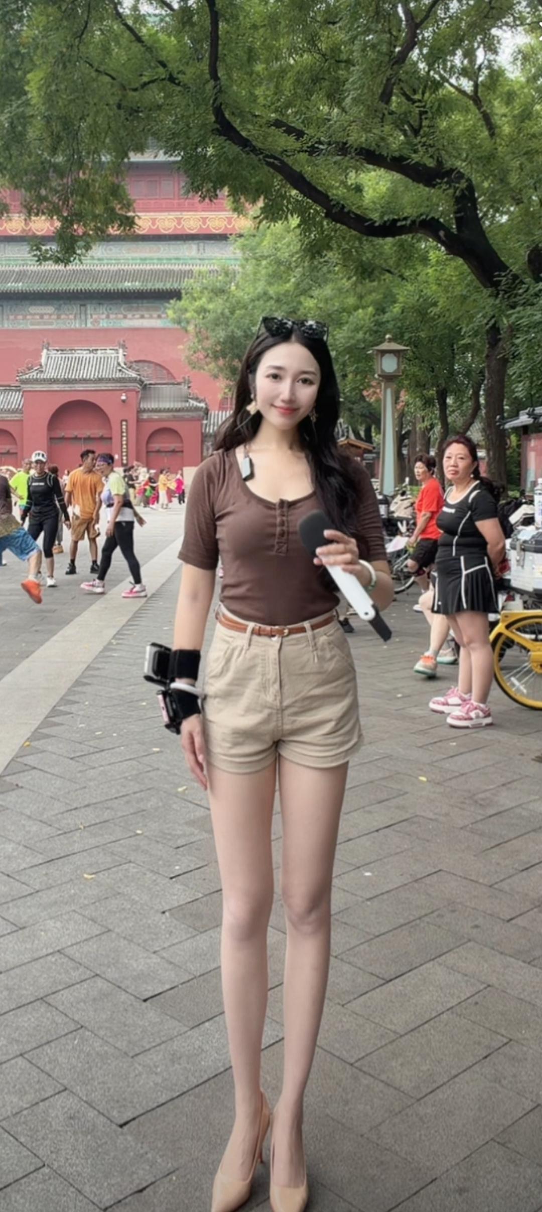 这位美女在街头报道新闻。