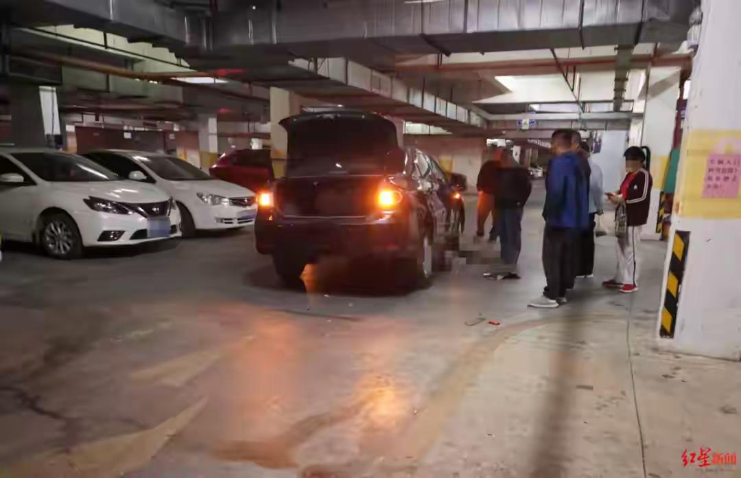 广西某小区，公职人员陈先生驾车沿地库入口下坡，绕过墙体右转时，车身突然一抖。他下