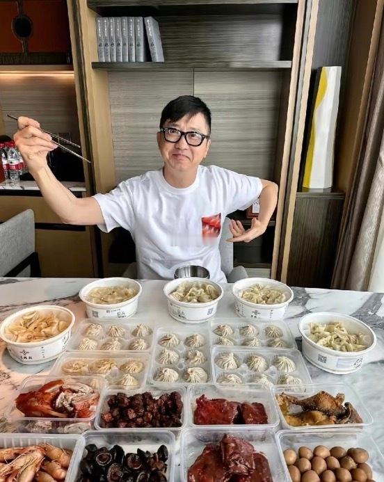 庾澄庆的午餐是真丰盛啊。 