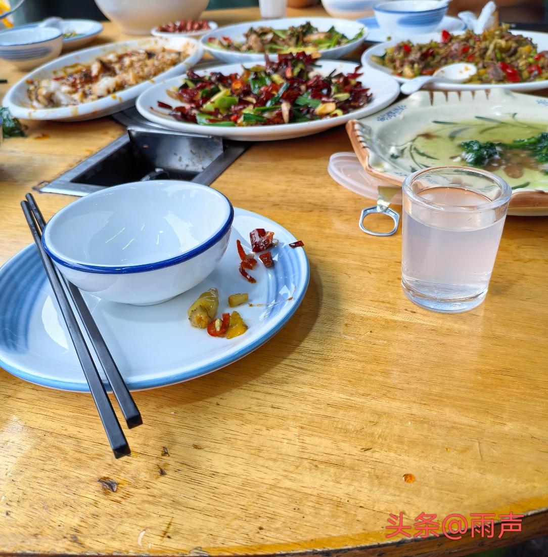 今天晚上没加班，带堂妹和她同学去小排档吃了个便饭，三个人点了五个菜！

一道腊牛