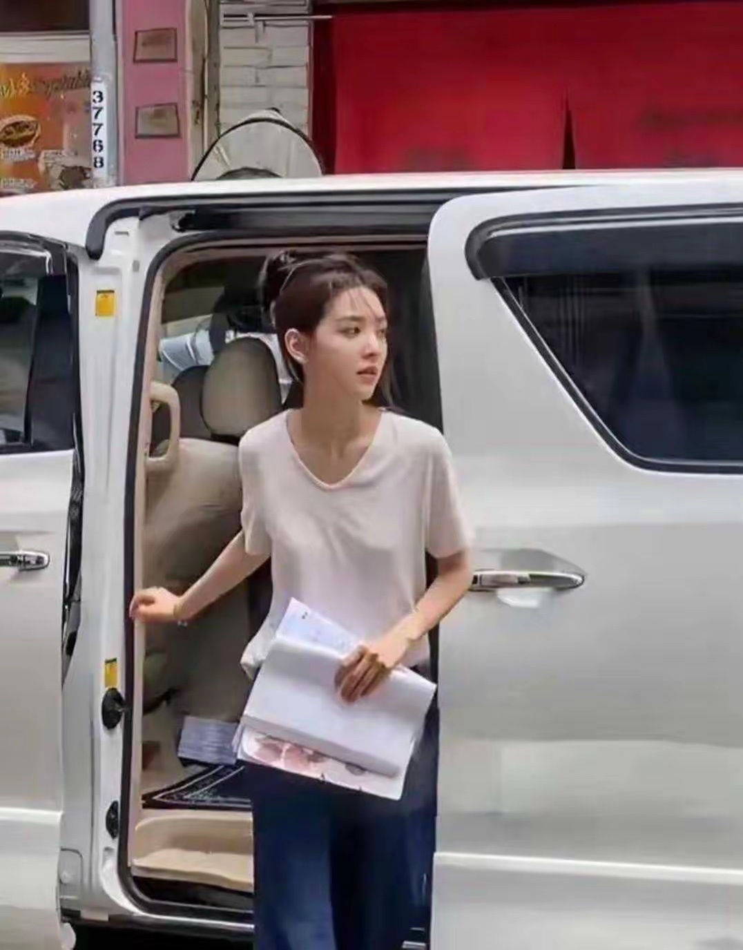 看起来也没多大，就成内娱顶流了 