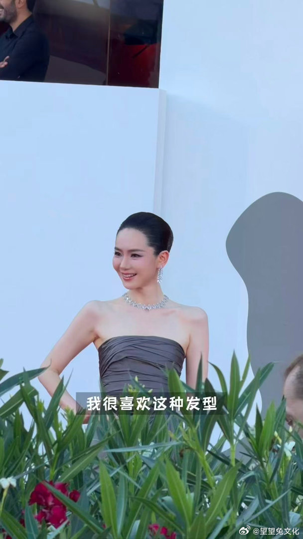 还以为戚薇剃了光头戚薇好圆的头 说真的第一眼完全没看出来有头发，戚薇的头型也太圆