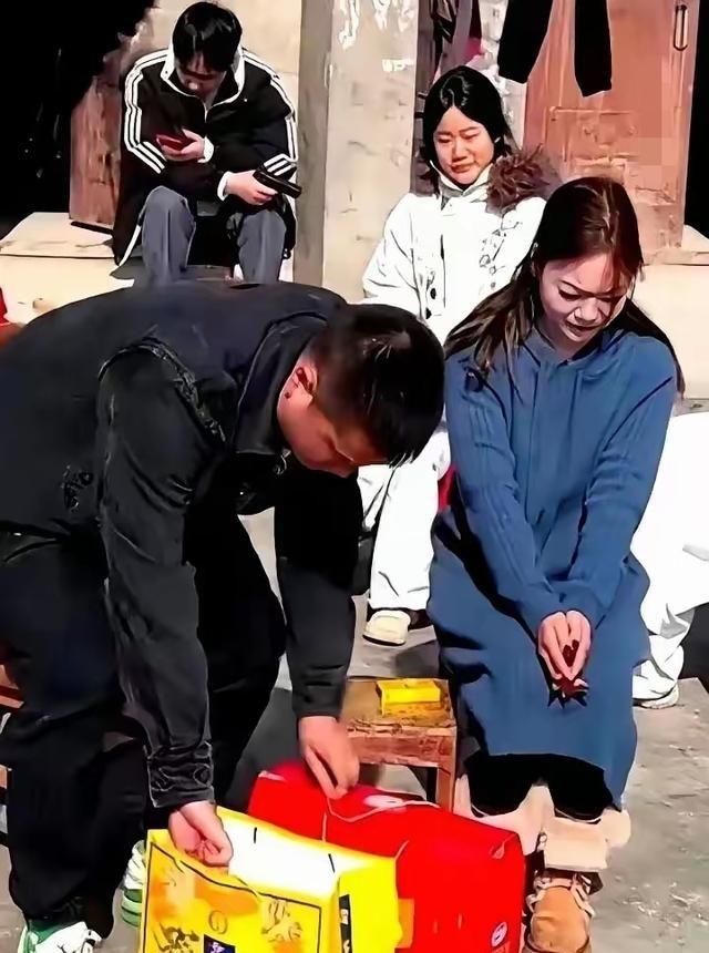 小伙相亲被拒后把礼物拿回，网友吵翻了。女方一句“不合适”，他转身就走，几分钟后回