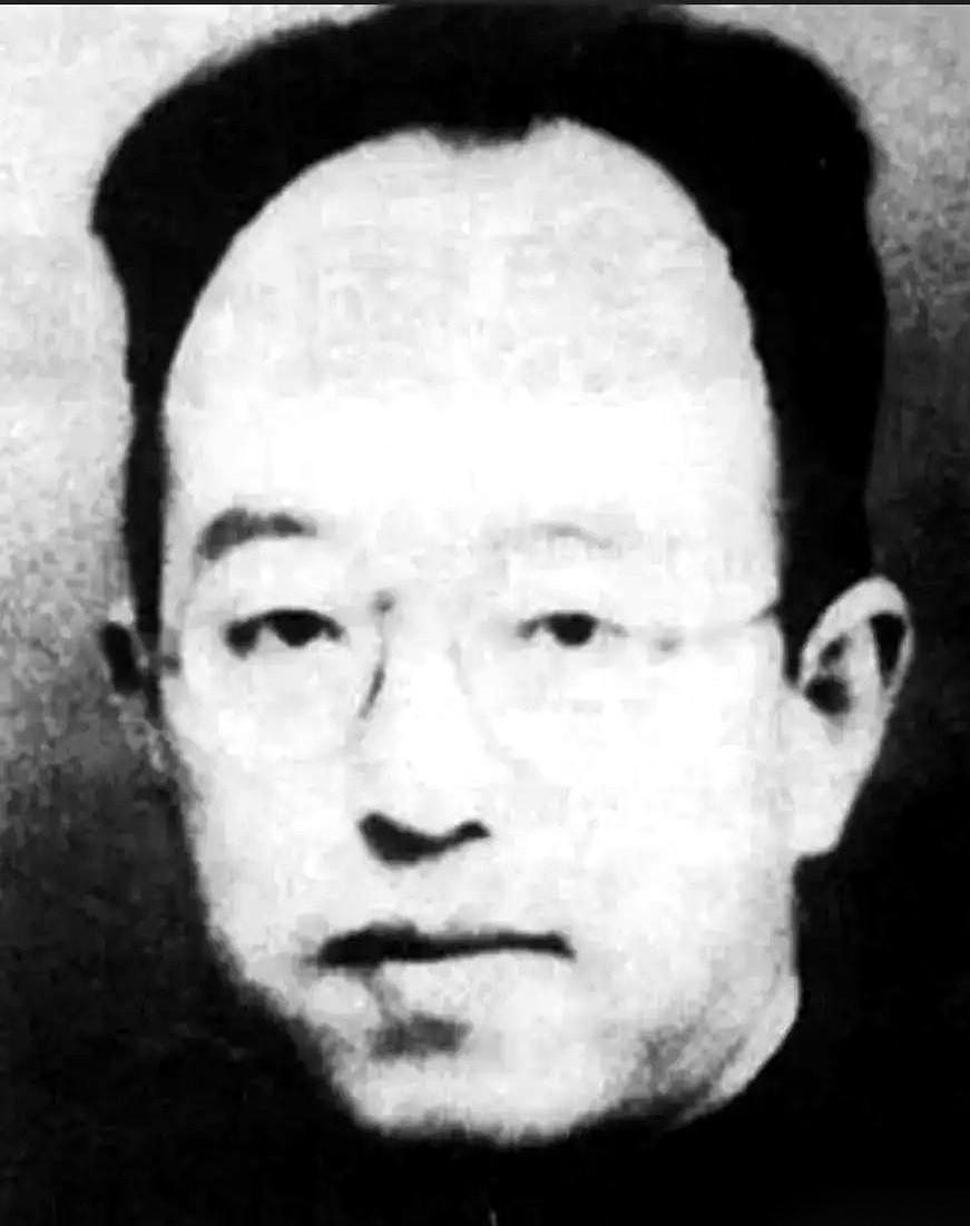情报说只有七八个，摸黑一进村，好家伙，三百多号全副武装的活阎王！
这事儿要是搁一