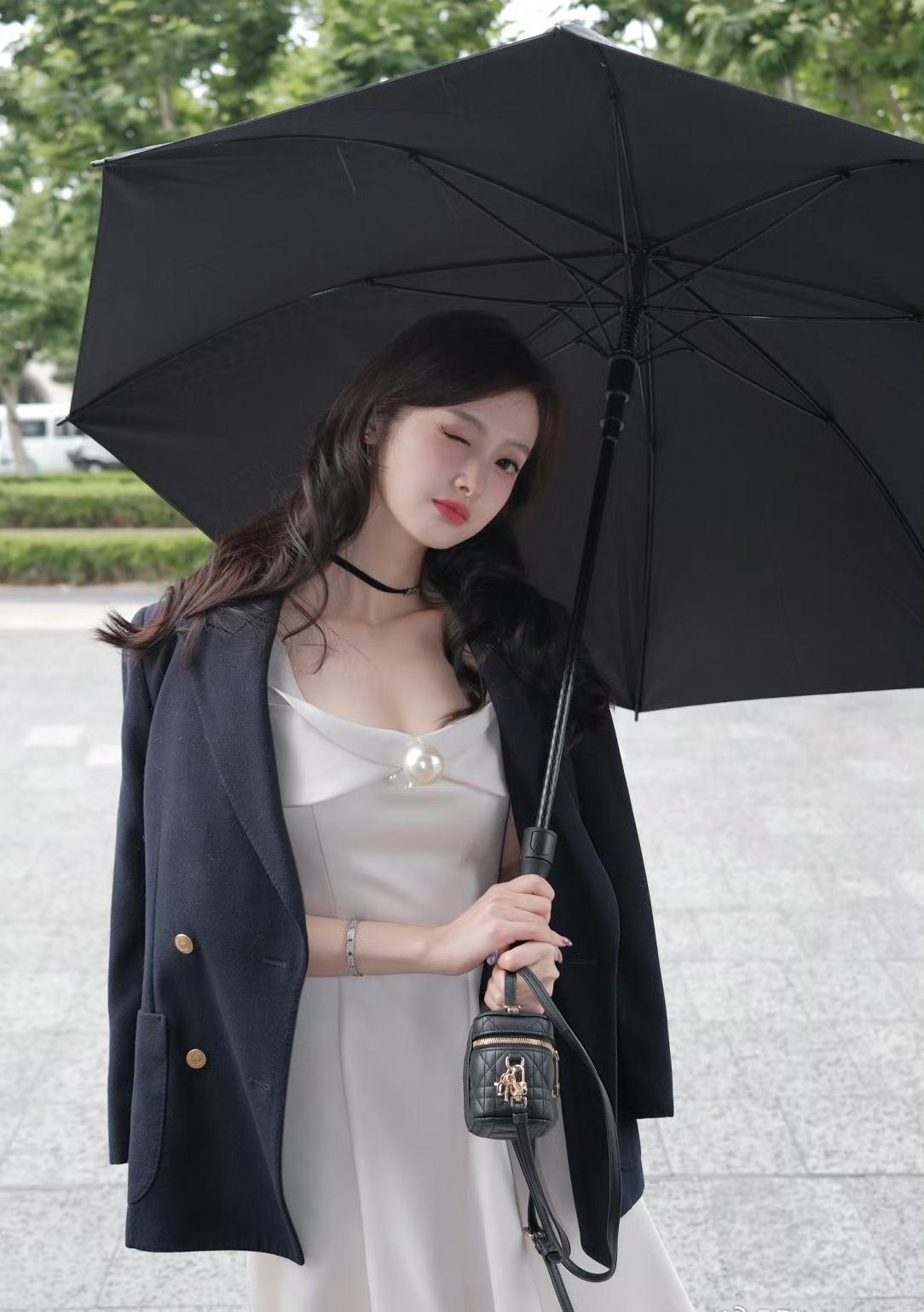 下雨天也能这么时髦，这身look太有氛围感了！☔️有被电到吗？[奸笑]
