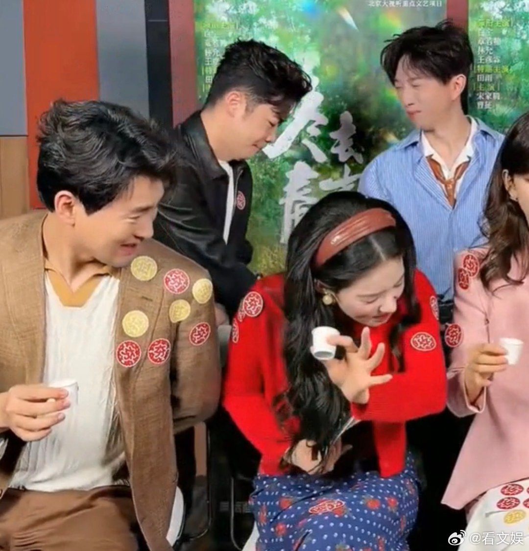 林允喝豆汁喝出心理阴影了哈哈哈哈林允是真的很抗拒喝豆汁了，不过为了剧宣也是拼了！