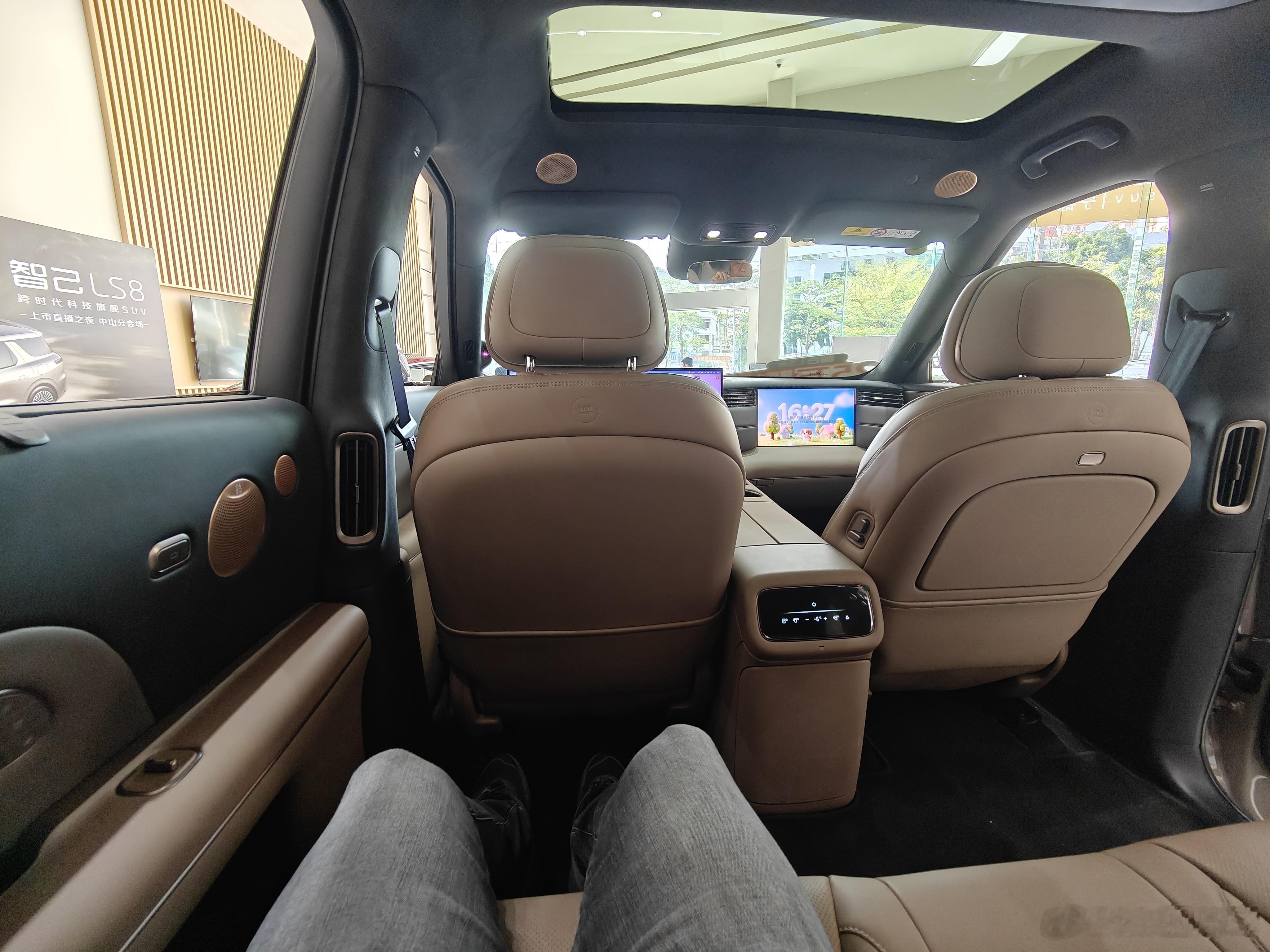 智己LS8 这就是大五座吗？腿部空间简直离谱
