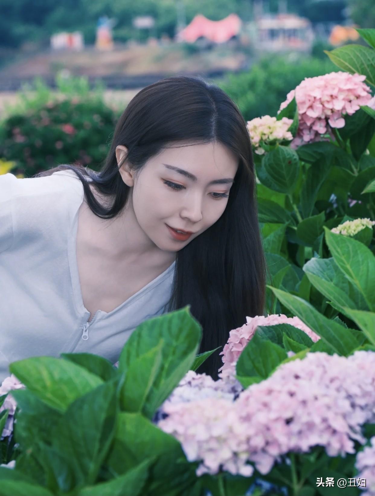 “佳人倚栏笑”图美不美？海边漫步，白色上衣与蓝色短裤的清新搭配，感受海风拂面的自