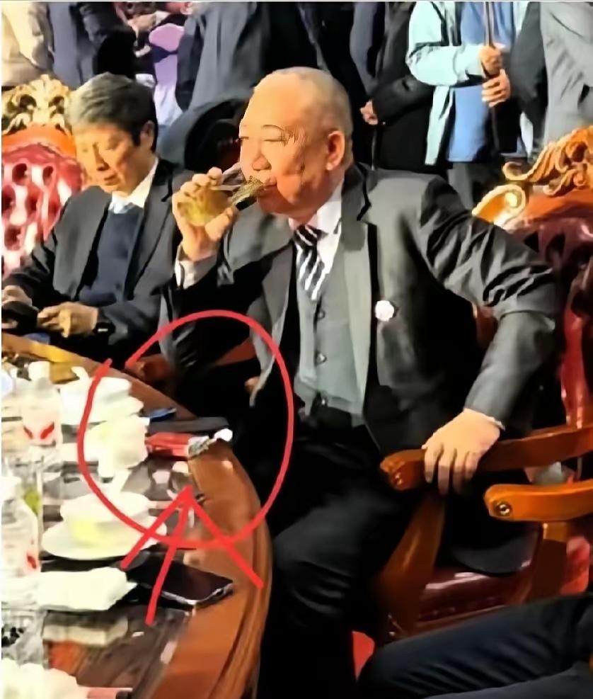 年会现场，所有人目光都投向台上的现金墙，我却被崔培军一个细节打动。
身价数十亿的