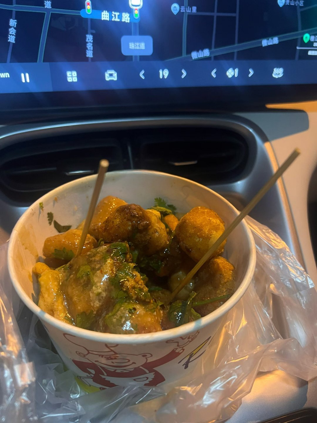 大晚上的，为了吃份臭豆腐，没白排队，确实是好吃 