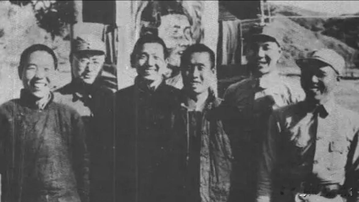 1942年，晋察冀军区第一军分区司令员杨成武（右二）、副司令员高鹏（右五）、中共