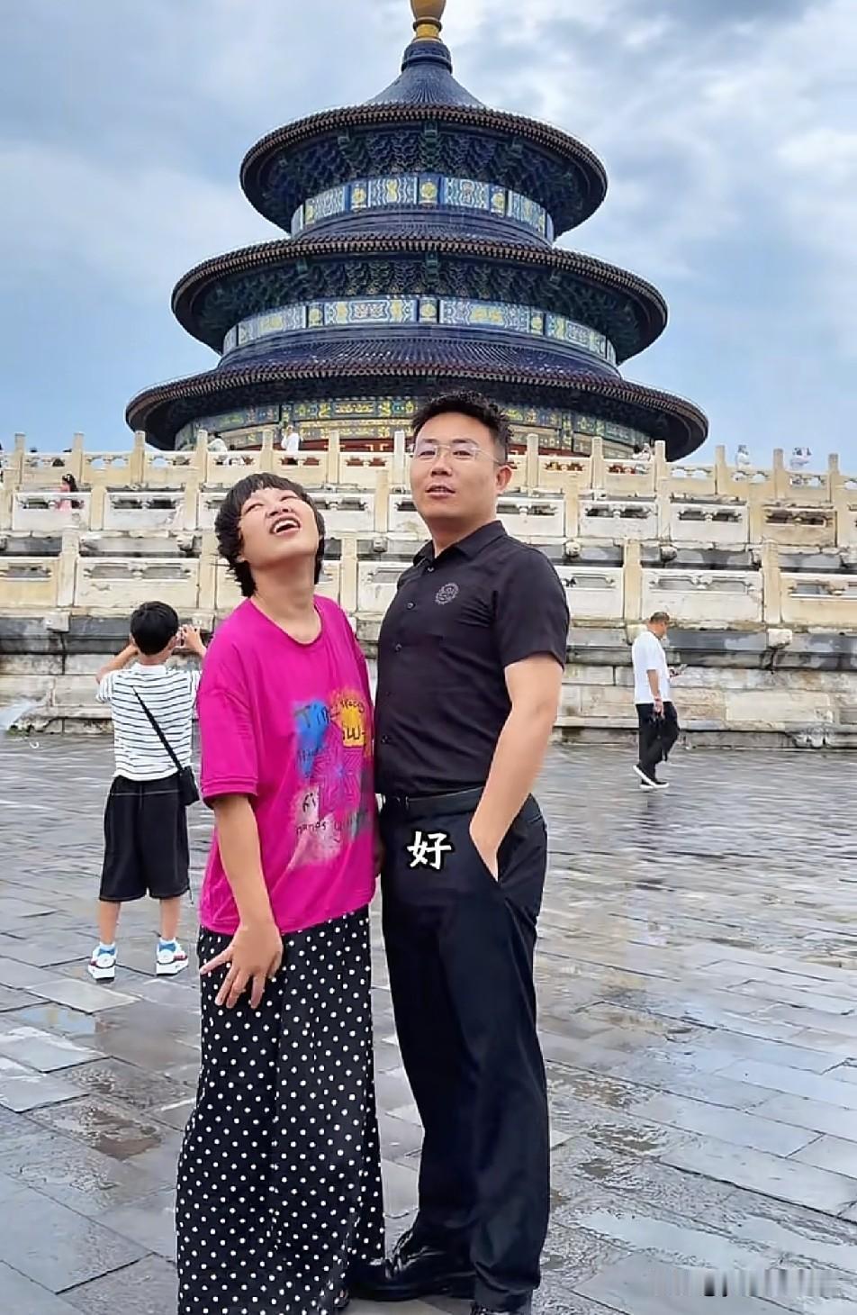 不知道亮哥有没有带媳妇去过北京，只能说亮哥媳妇真大度，能容忍亮哥和梦秋同喝一瓶水