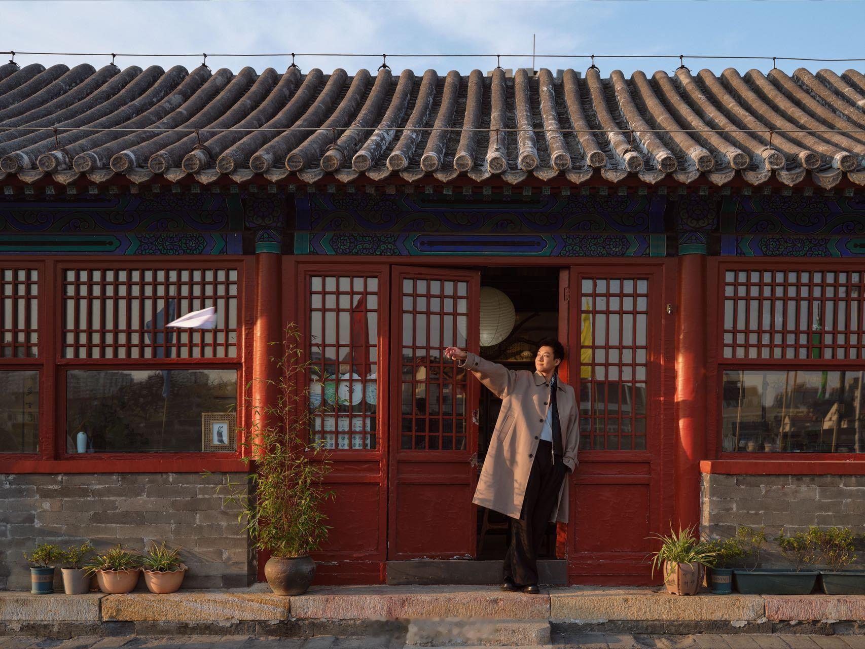 高至霆高至霆在北京明城墙上拍杂志高至霆新中式春日感大片孚世杂志大片取景北京明城墙