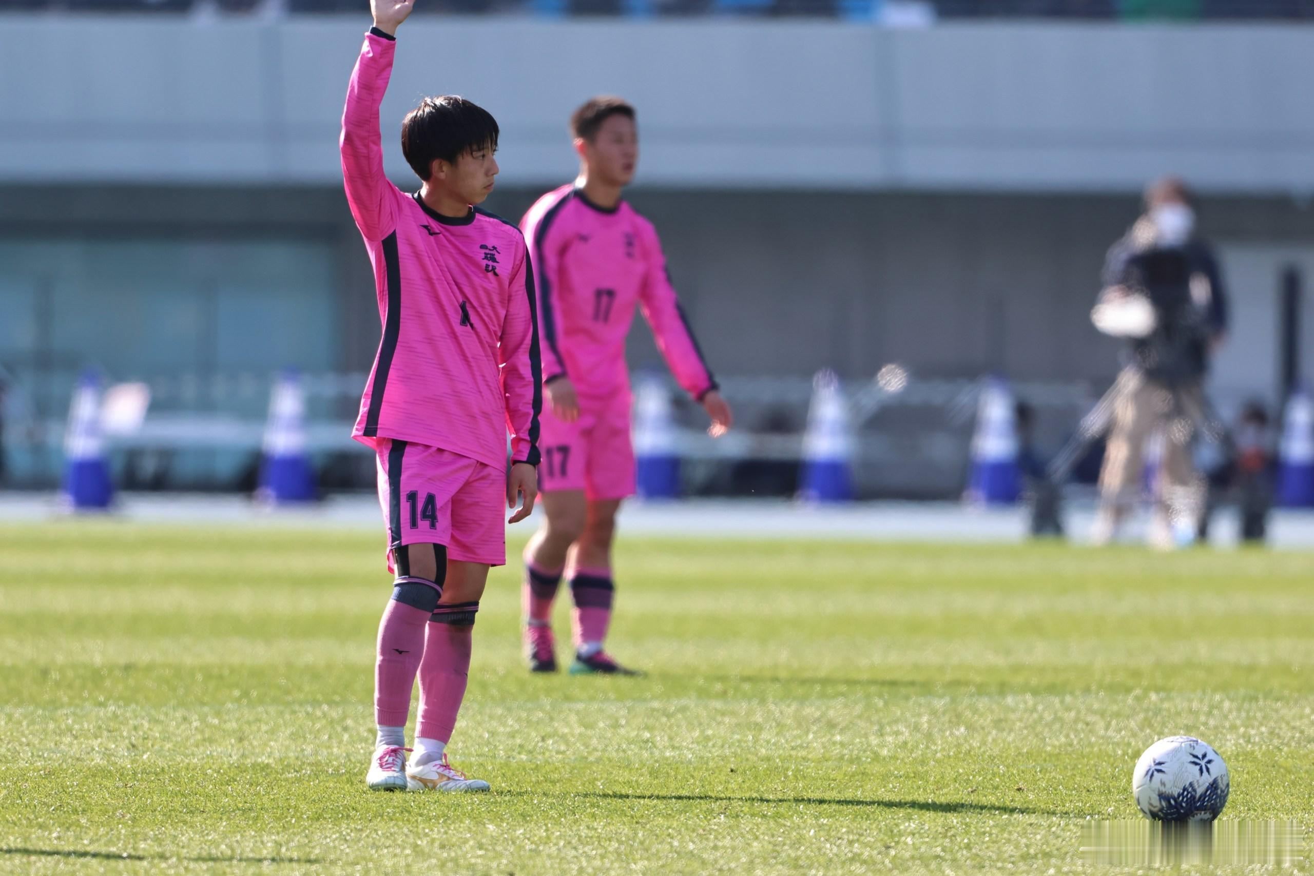 貌似年轻版的中村宪刚在罚任意球，而这位选手正是中村宪刚的儿子中村龙刚。凑巧和岳云