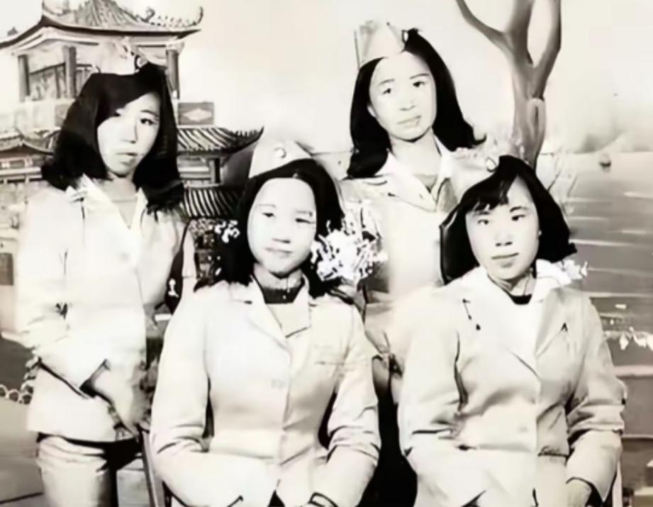 1950年，解放军在福建剿匪时，在山林中遇到了4个女学生，战士们好心为她们指路，