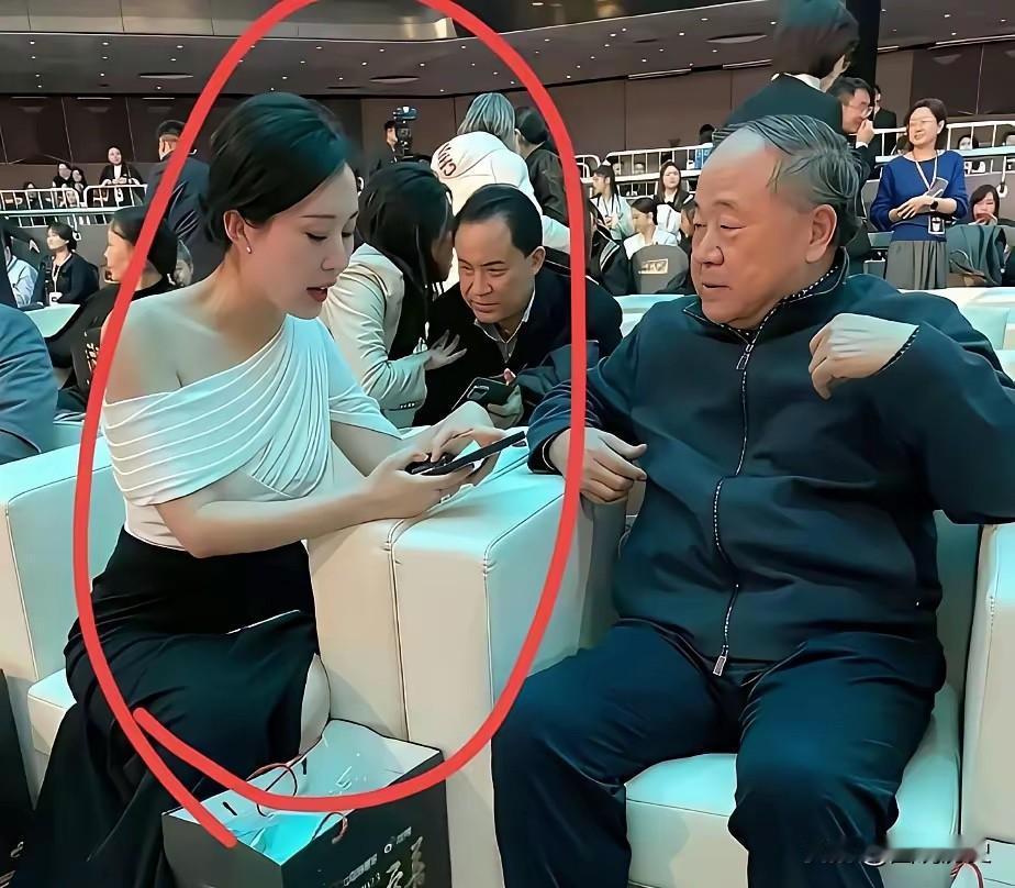 在一次慈善晚会上，王石的妻子田朴珺被安排坐在了莫言的身边，看着打扮漂亮的田朴珺，