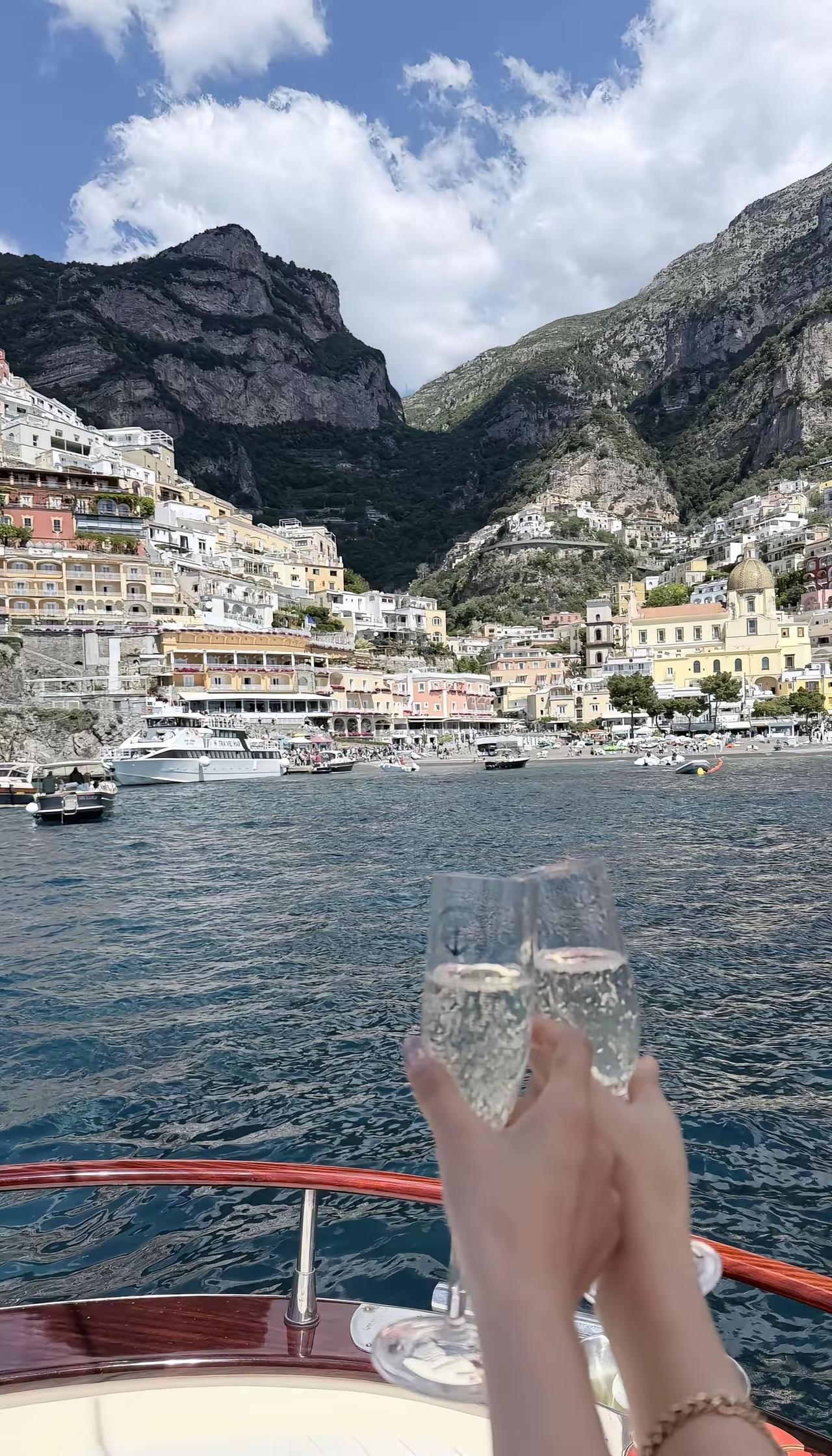 🍷 在意大利海岸，举杯畅饮，享受美好时光！🌊🍷