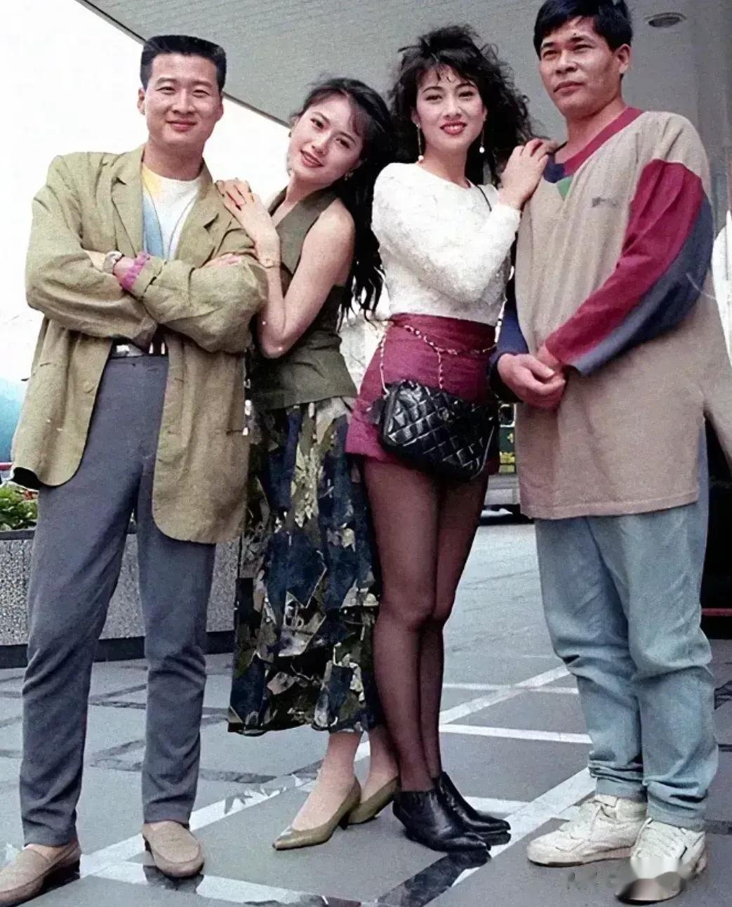 就想知道穿黑丝袜小短裙的那位美女是谁？