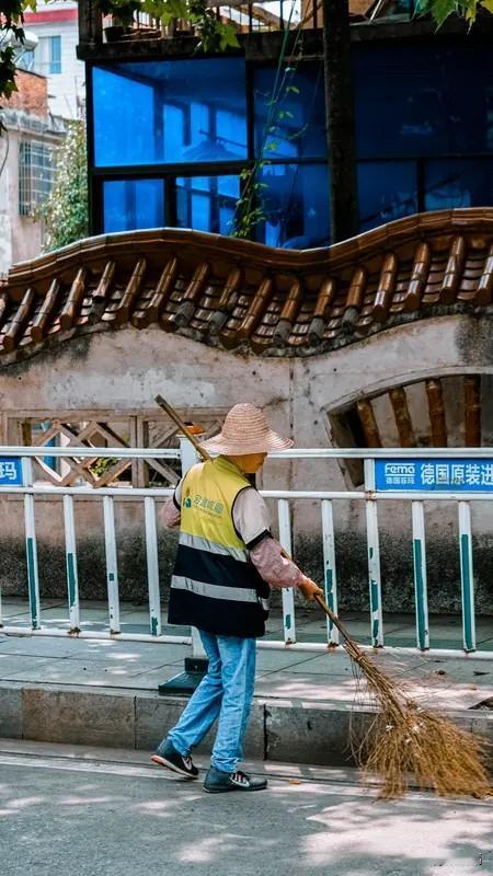 “任何想干大事的人，都会先踏实做好每一件小事。”这话真是至理名言。现在很多年轻人