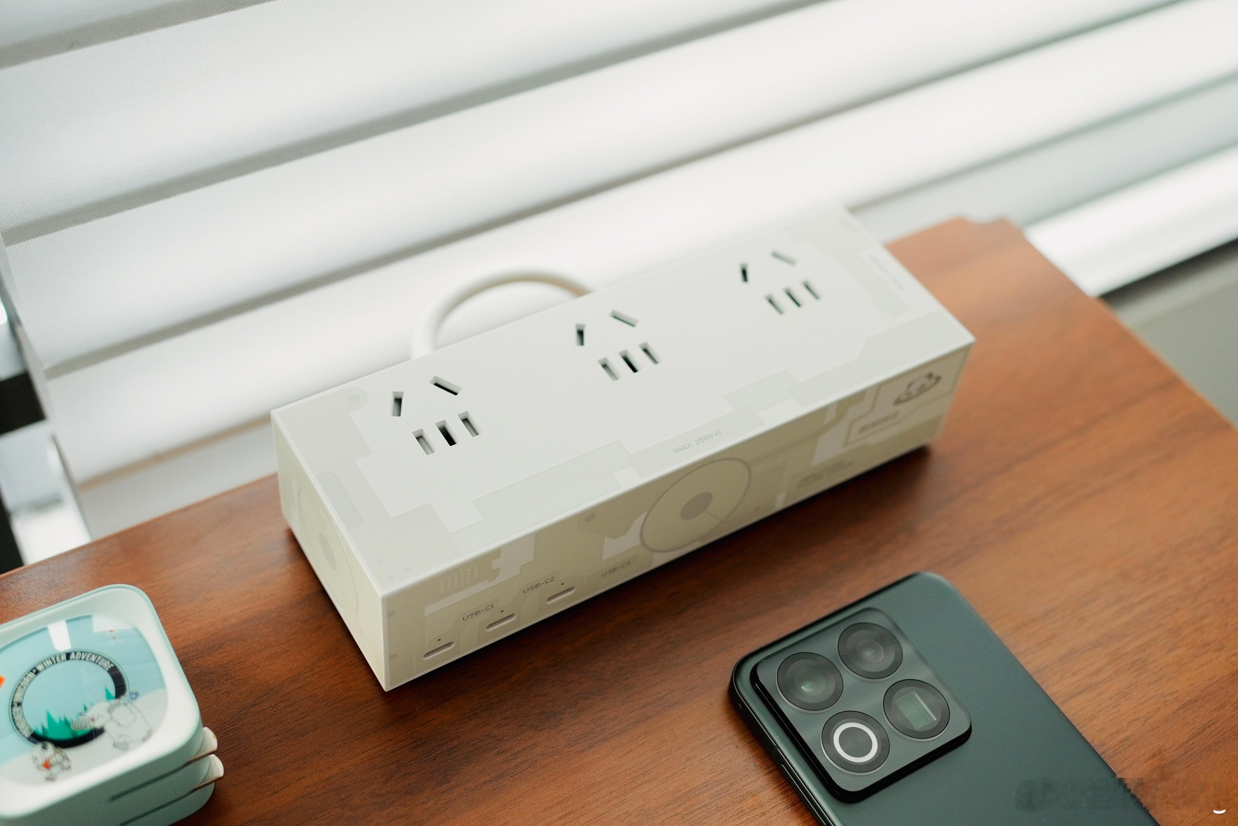 最近入手PANDAER 120W桌面充电站（影视飓风联名款）和PANDΛER 4