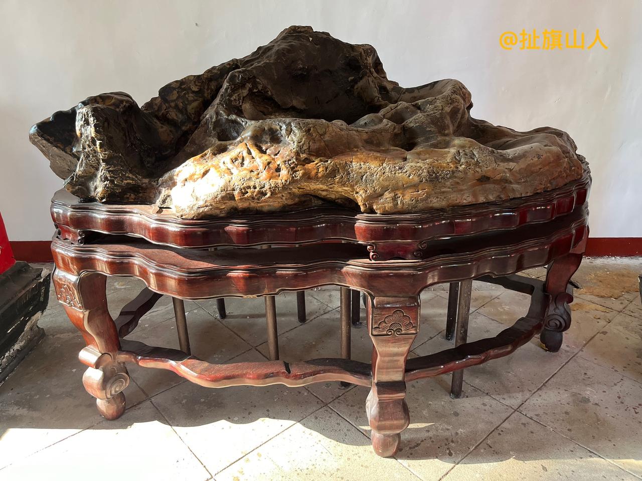 奇型怪状的石头在厦门市集美鳌园连廊里，静候游人的观赏……
2025年12月，我用