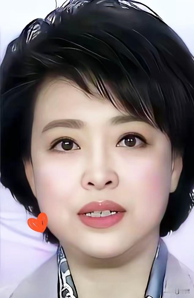 那个每天替康辉念稿的女人，
终于被扒出来了。20多年，
《新闻联播》里最硬的稿子