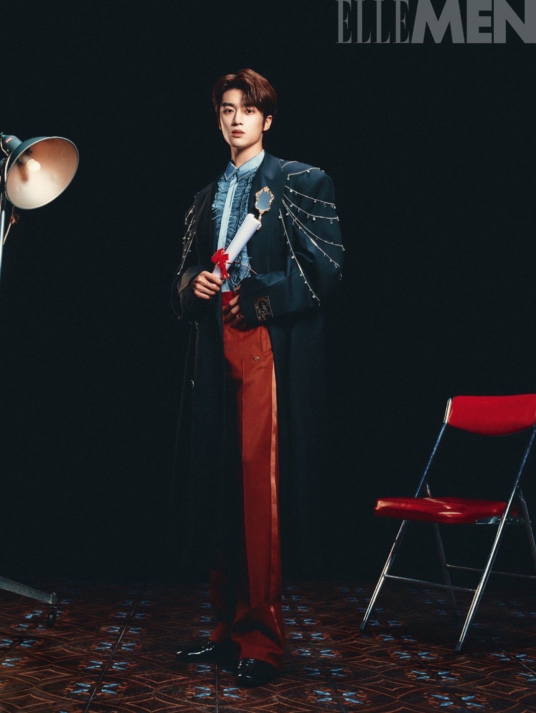 张康乐矜贵公子具象化 当复古趣味的视觉语言遇上张康乐与生俱来的矜贵气质，时尚瞬间