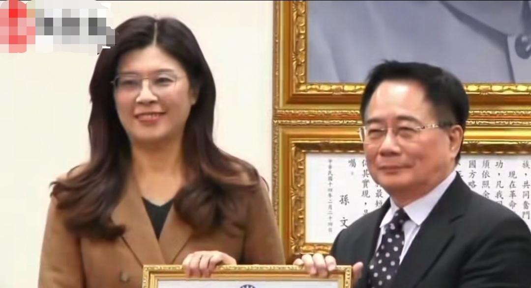 蔡正元先生即将入狱前夕，一场特别的会议在1月7日举行。

郑丽文在会上为蔡正元颁