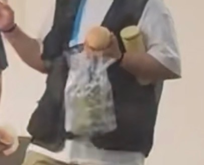 小助理拿的是桃儿吗