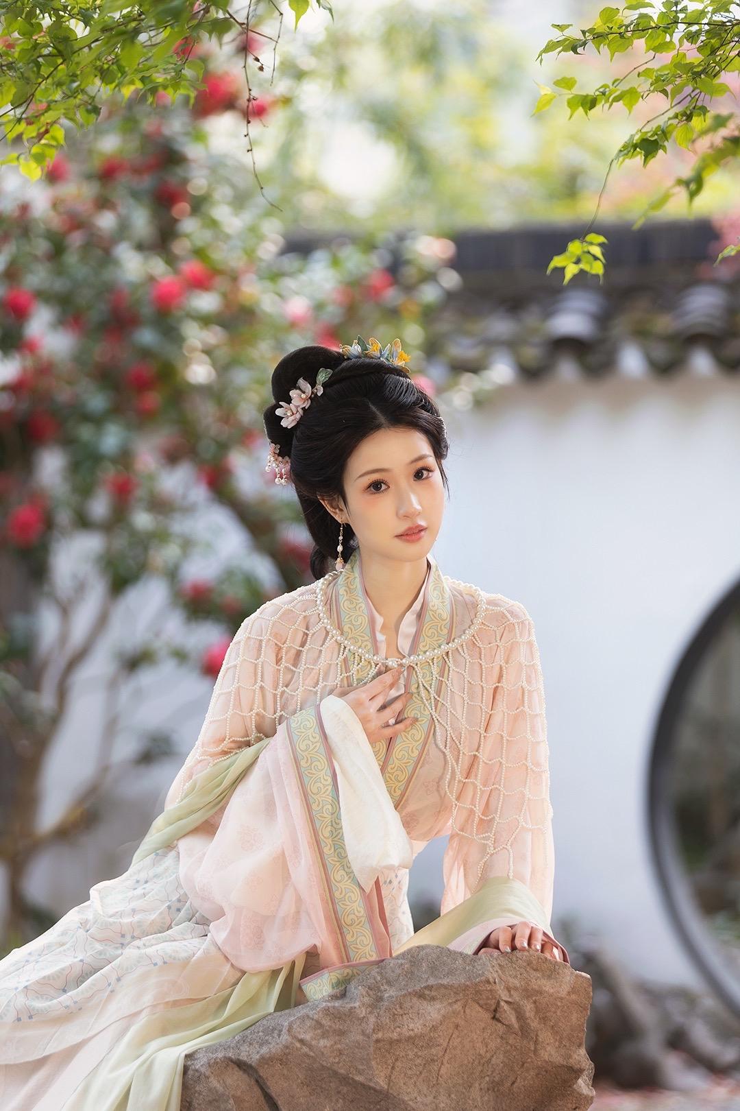 此花唤作美人面，园林春色入镜来。
