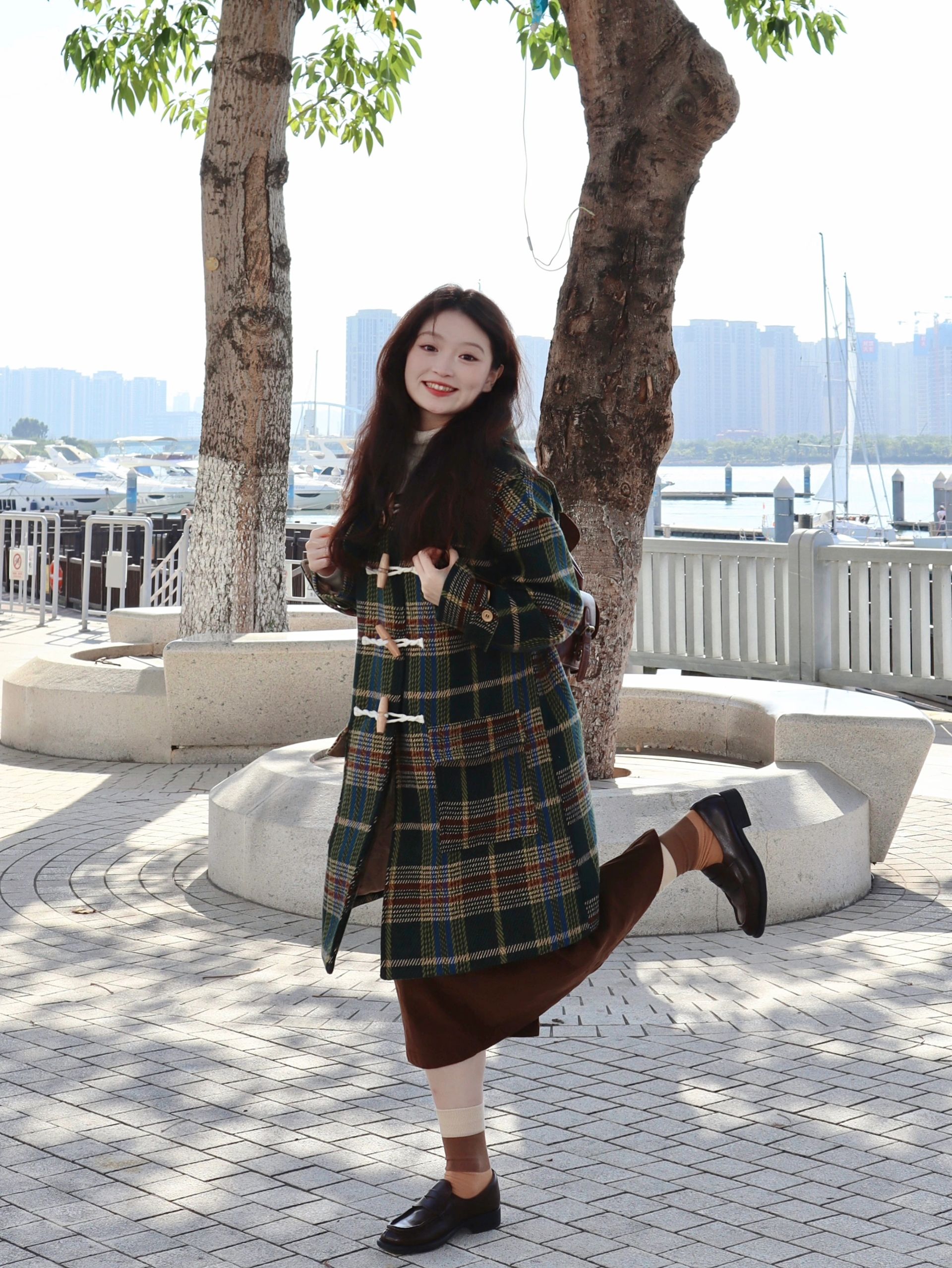 分享一件微胖女孩穿也很美的绿格子大衣～