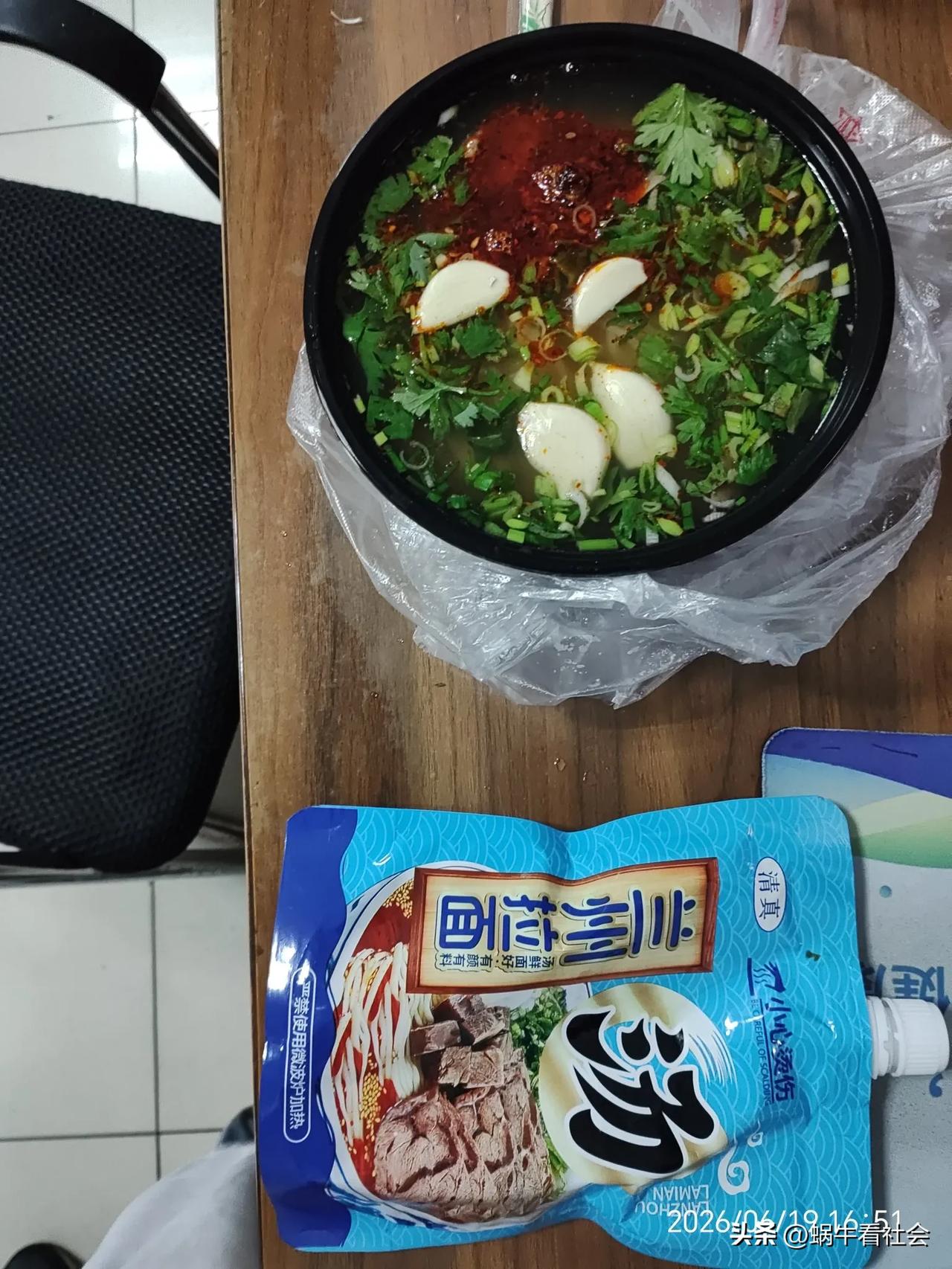 怕吃预制菜，特意点了一份兰州拉面。不料，给我送过来汤也是预制的，真是防不胜防呀！